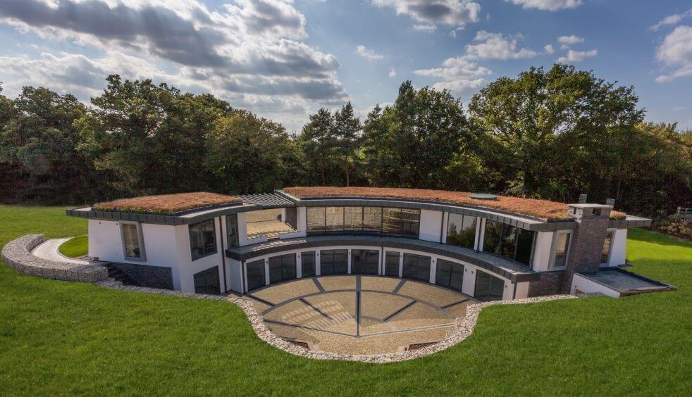 Curved Glass Doors in Eclipse House Curved Glass Balustrades
