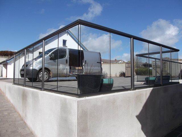 glass balustrade in pool4