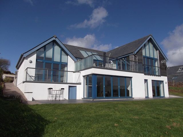 glass balustrade in pool1