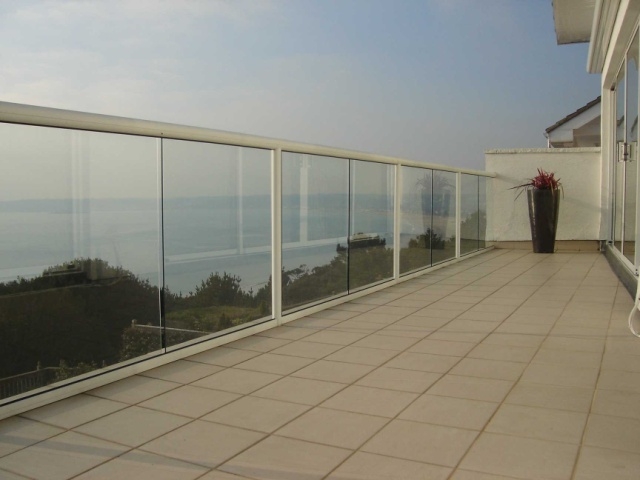 white aluminium balustrade 