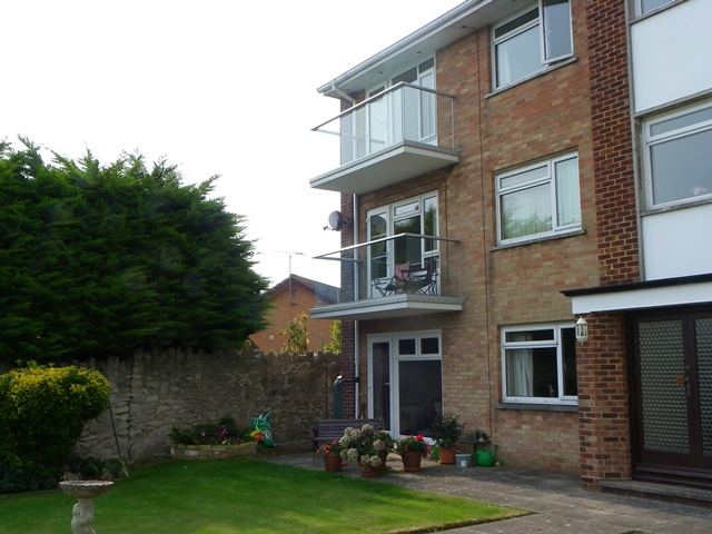 non-compliant glass balustrade after