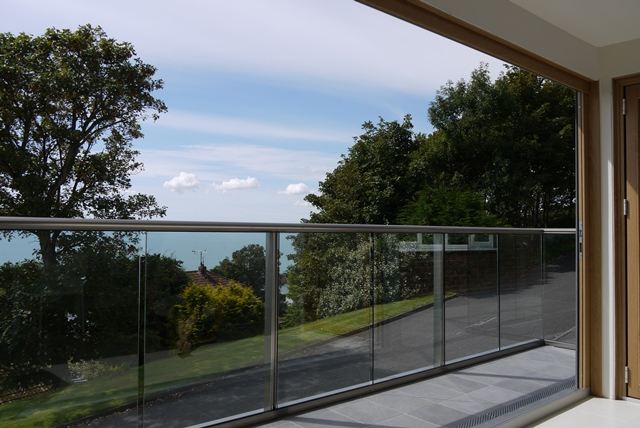 glass balustrade in sandgate1