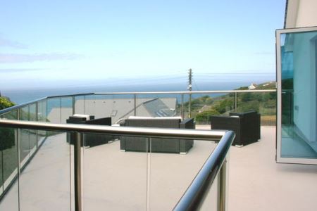 irregular shaped glass balcony