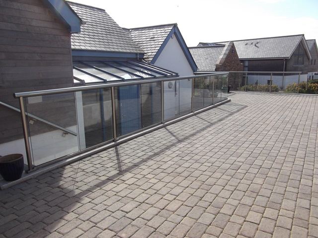 glass balustrade in pool2