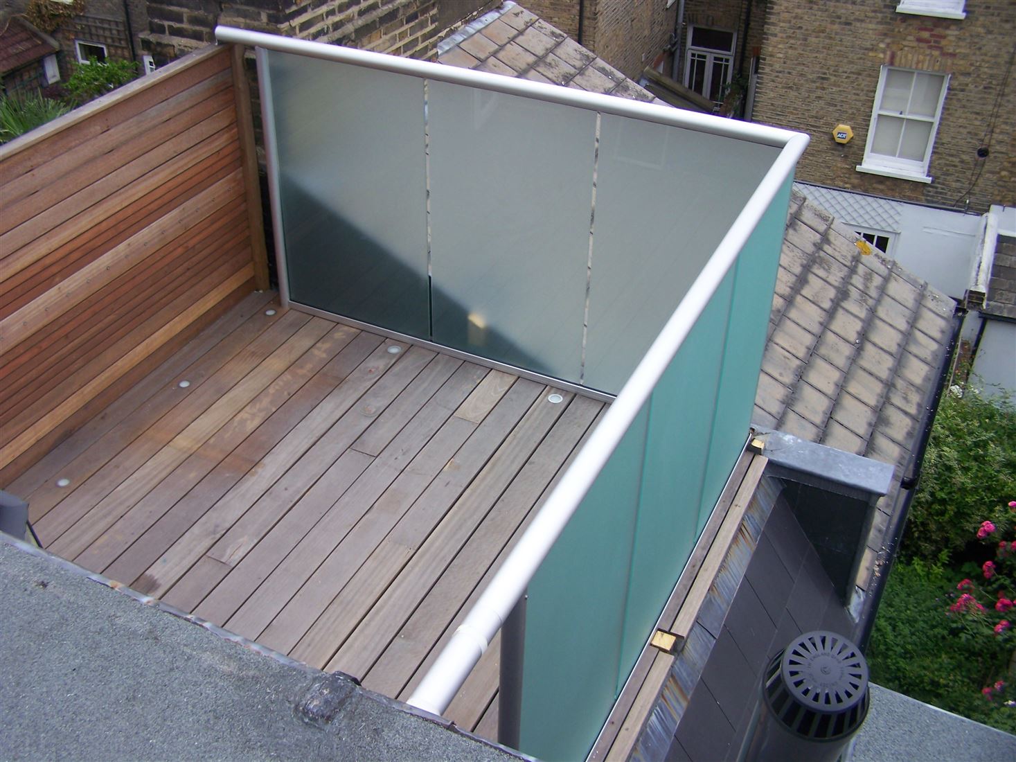 A corner glass balustrade with green tinted 10mm toughened glass 