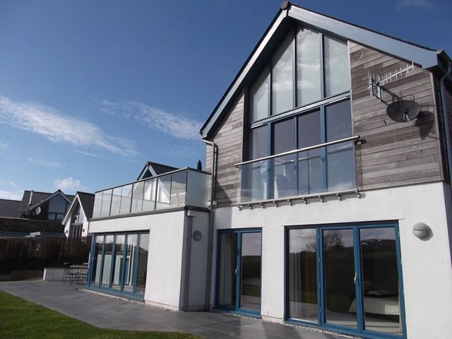 glass balustrade in pool5